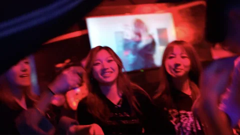 音楽を楽しむ女性のお客様たち